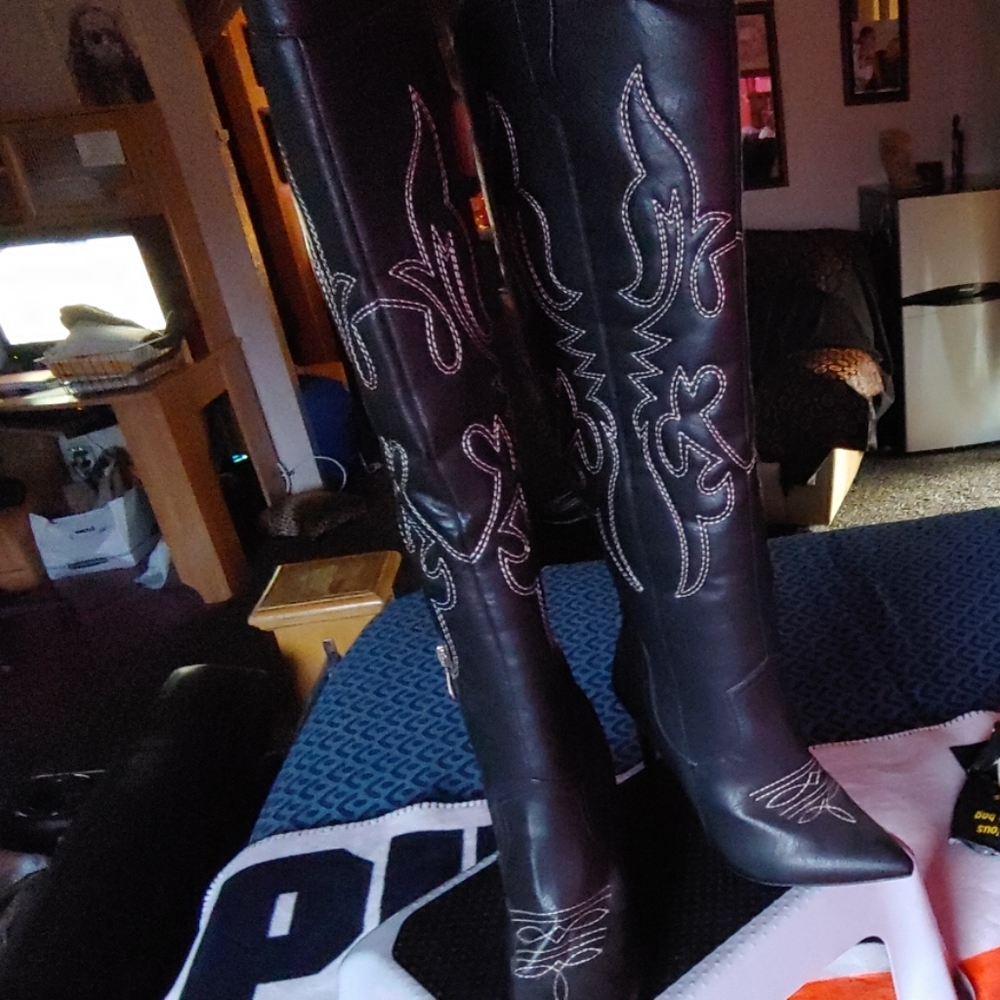 6 it's black cowboy cowgirl boots